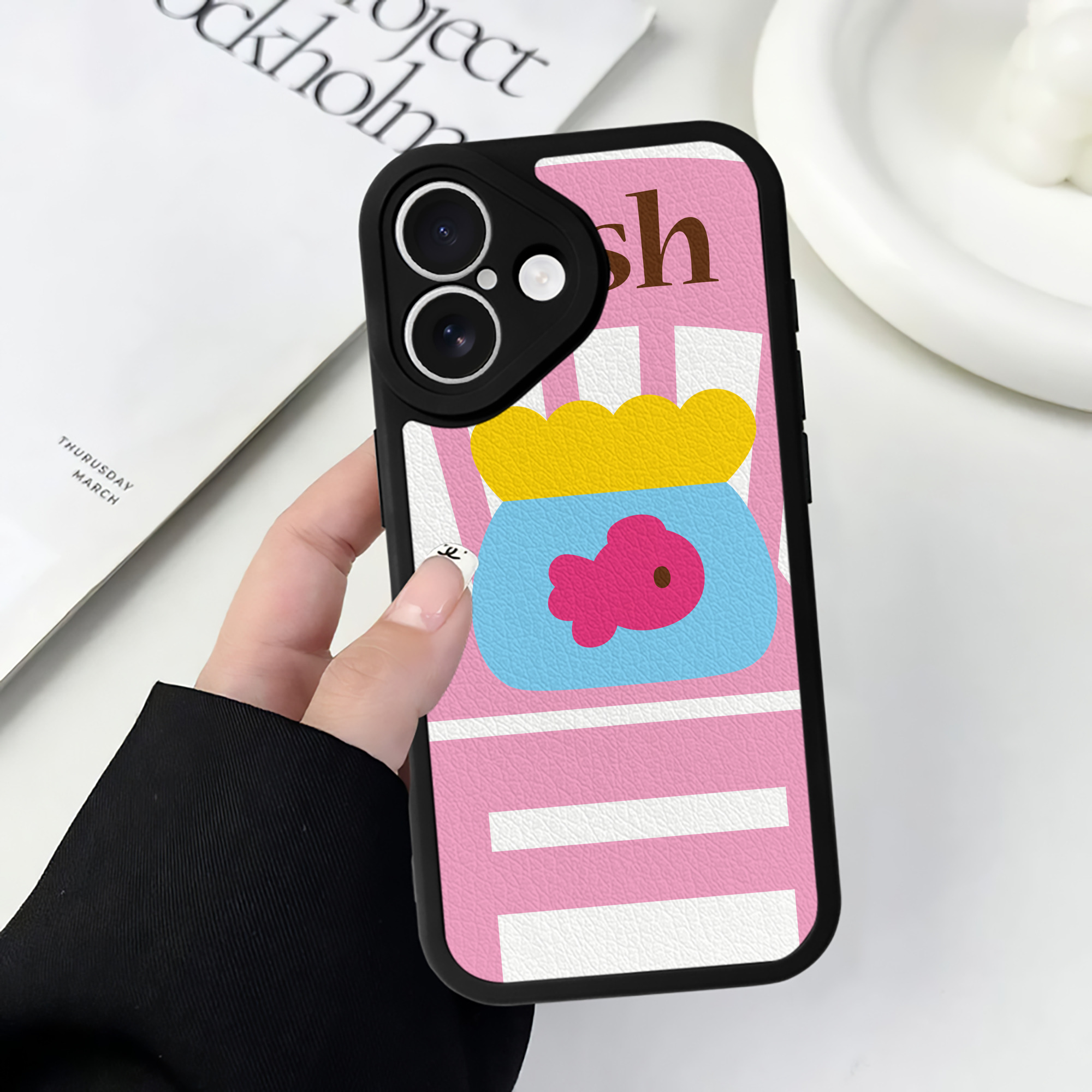 （画像用） Hello Kitty ハローキティ 【iPhone 16シリーズ対応】シリコンスマホケース（レザー調） 材質：シリコン